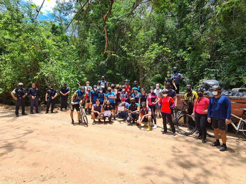 Participantes do pedal e da ação em favor do meio ambiente, na Trilha das Borboletas, no Piraí