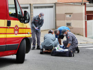 Bombeiros da Unidade de Resgate socorreram a vítima 