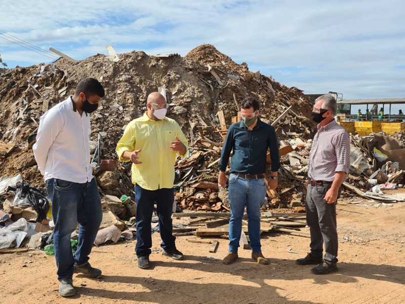 Vereador com secretário e diretor da empresa, na visita à usina nesta semana