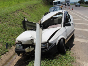 O carro ficou totalmente destruído 