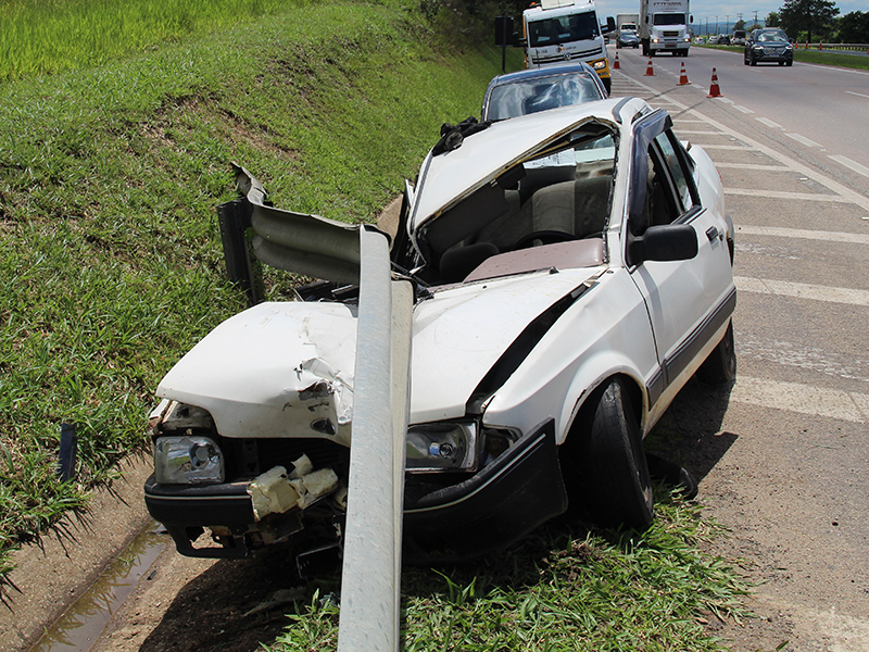 O carro ficou totalmente destruído