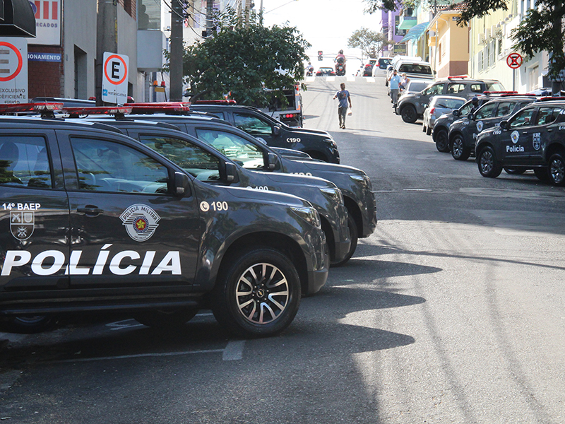 Pátio e rua em frente à Delegacia ficou tomada por viaturas