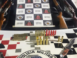 Espingardas e munições foram apreendidas por policiais militares 