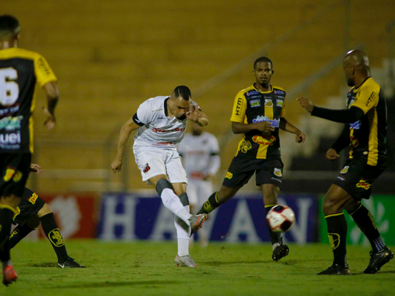 Time do técnico Vinicius Bergantin não aguentou a pressão e foi goleado