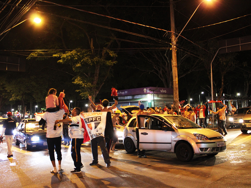 Aglomerações, como a da comemoração do título paulista do São Paulo, ajudam a proliferar a doença e as mortes