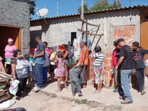 Alimentos doados são preparados e fornecidos às famílias da ocupação do Jardim Marília