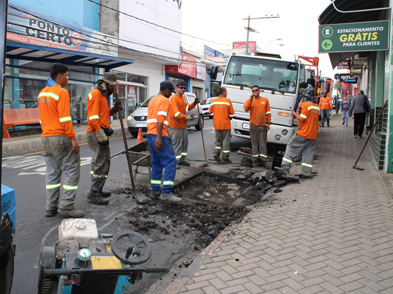 Obras exigem atenção dos motoristas ao transitarem pela Rua 9 de Julho