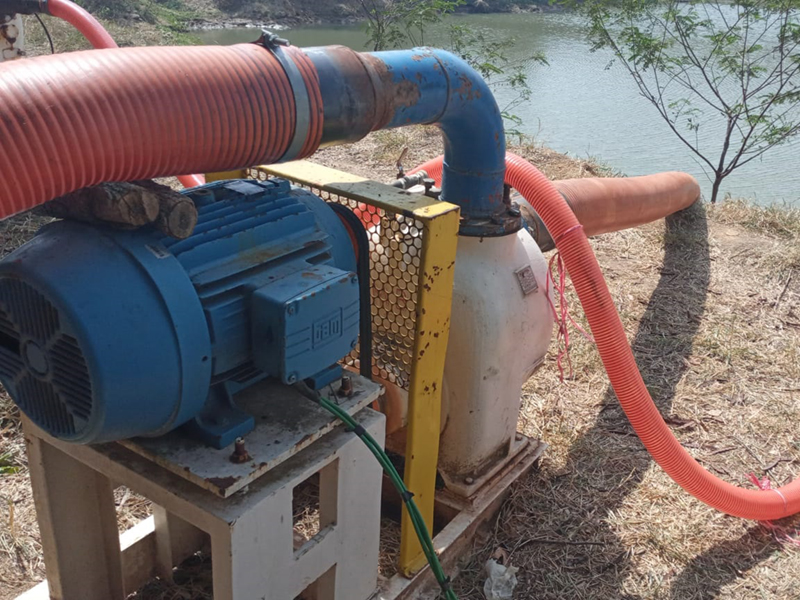 Equipamento instalado em cava leva água para reforçar nível do Pirai