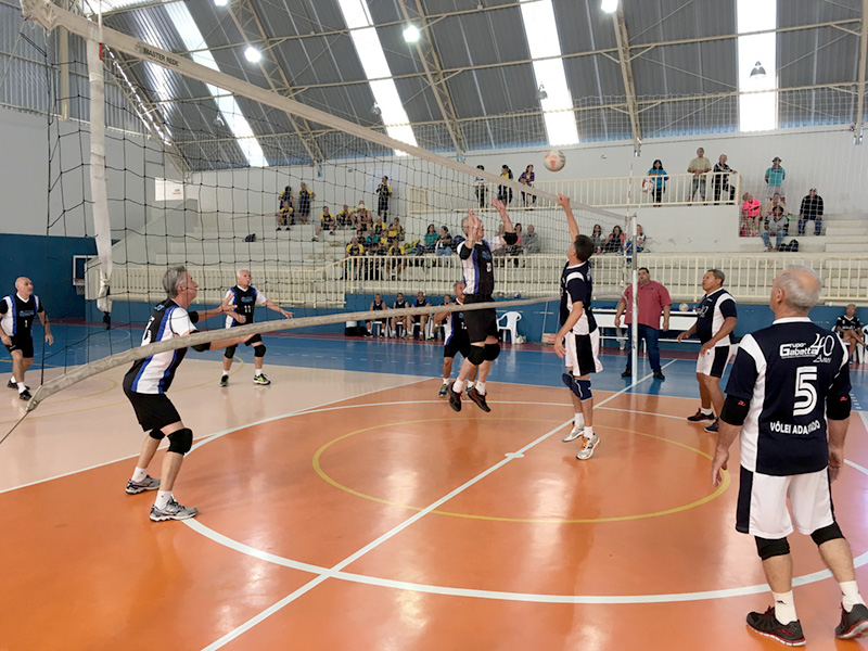 Pessoas acima de 50 anos podem se inscrever para as aulas de voleibol adaptado no Cecap