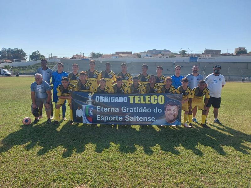 Jogadores saltenses e do Independente homenagearam Teleco na terça-feira