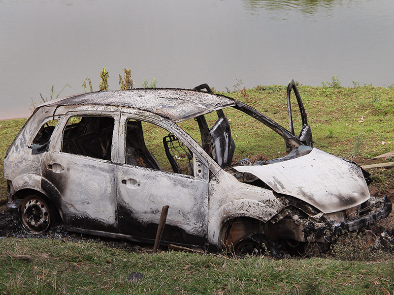 Automóvel foi incendiado pelos autores do homicídio