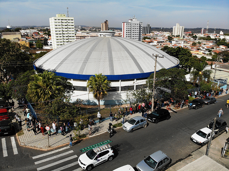 Vacinação nesta 5 feira atenderá diversos públicos no Ginásio Municipal