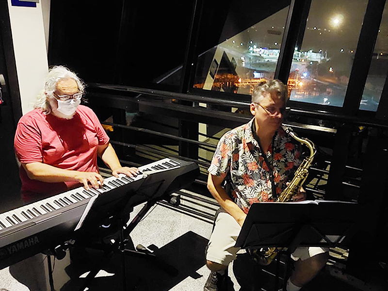 Maestro Silmar de Oliveira e saxofonista José Euclesio durante apresentação no Mirante da Ponte Estaiada