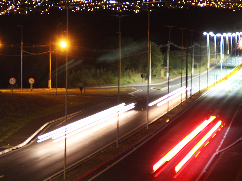 Furtos deixam pontos da Rodovia da Convenção às escuras