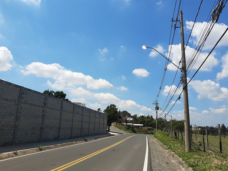 Lâmpadas acesas na Estrada do Lajeado: situação persiste há muito tempo