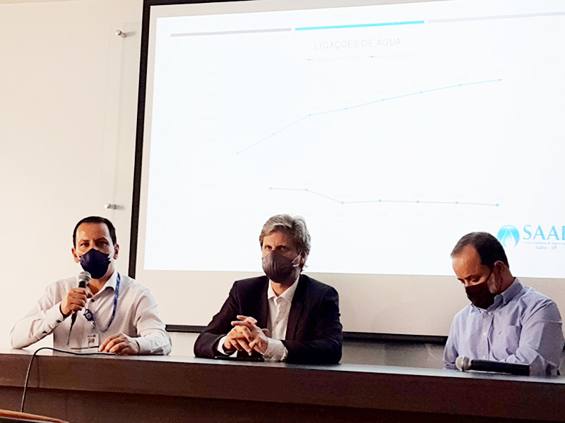 Vice-prefeito, prefeito e superintendente, na coletiva de imprensa para falar do racionamento