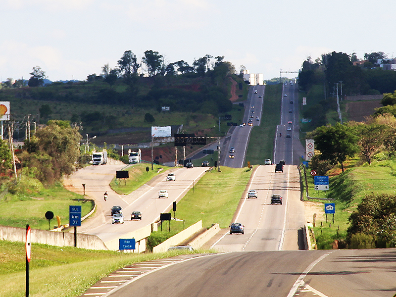 Um dos assaltos ocorreu em um posto de combustíveis da SP-75